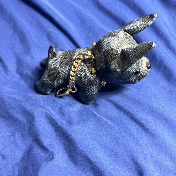 Checkered Dog Keychain with Gold Accents - Picture 4 of 6